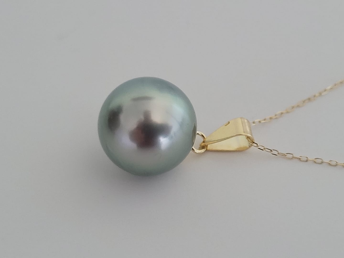 Majestic Pearls: South Sea Pearl Necklace Radiance