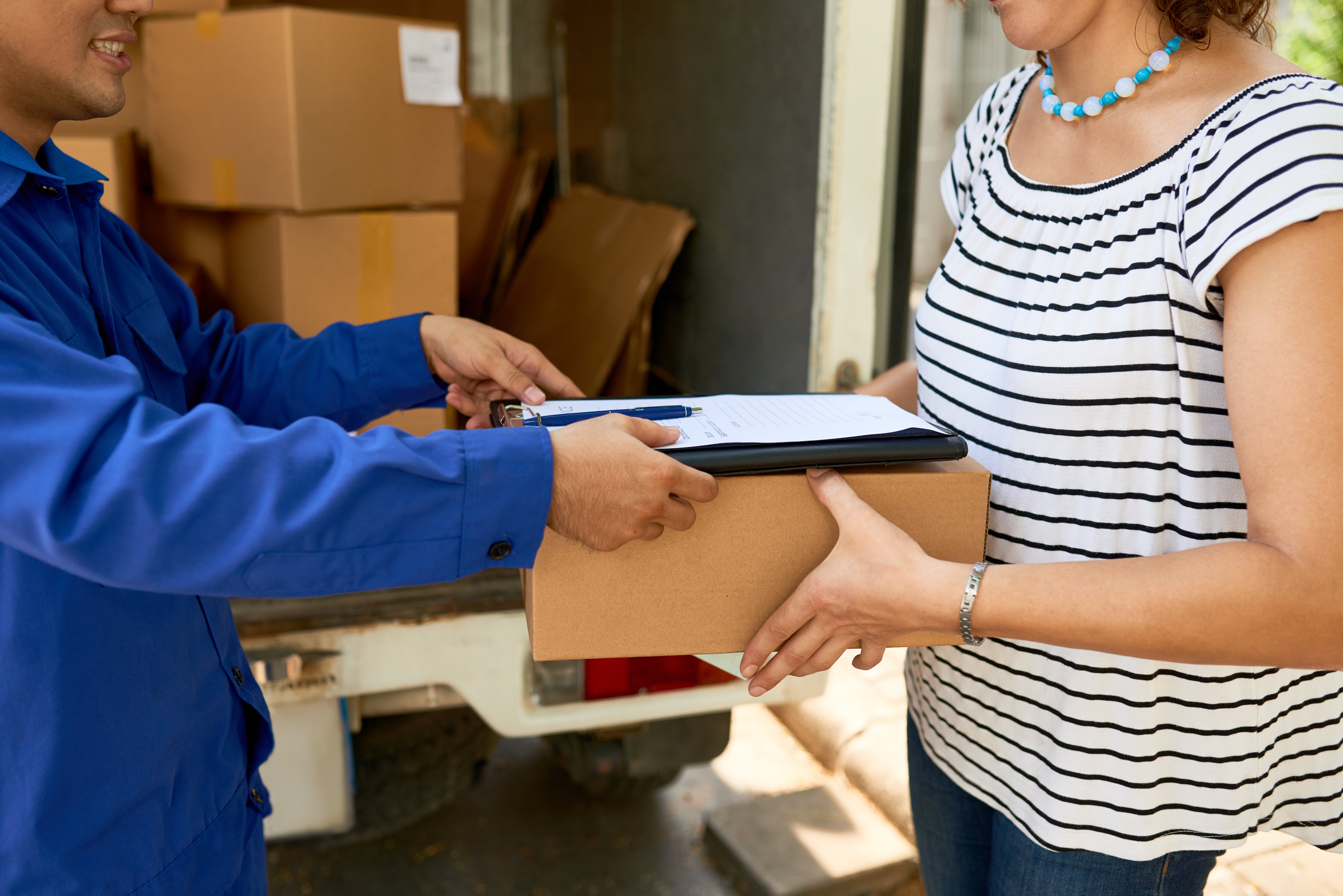 Mastering Savings: Your Handbook for Comparing Courier Prices for Low-Cost Deliveries